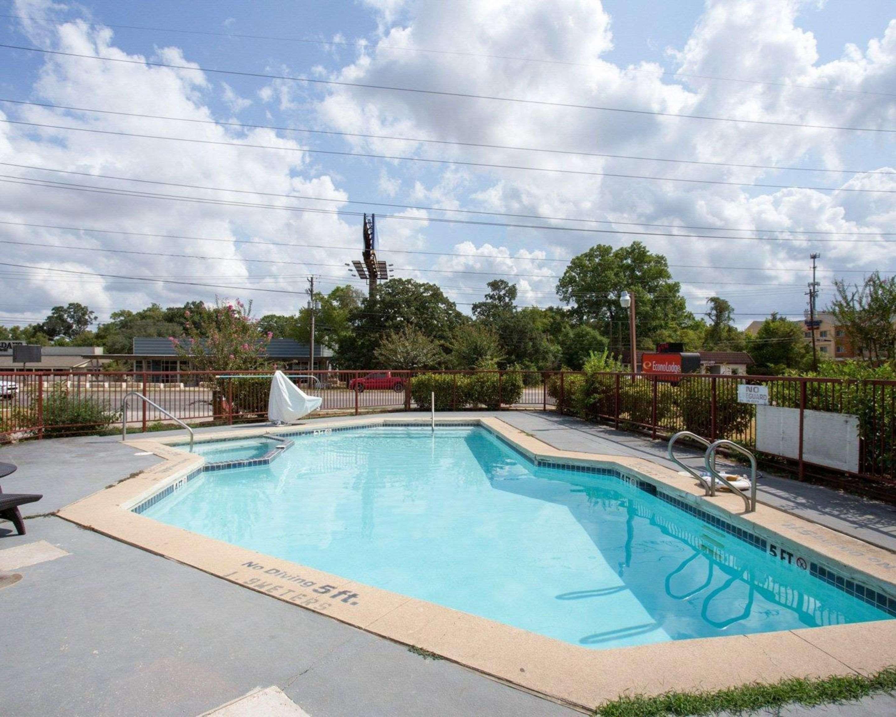 Knights Inn College Station Exteriér fotografie